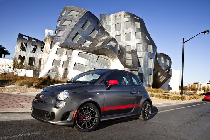 Fiat 500 Abarth in front of a building