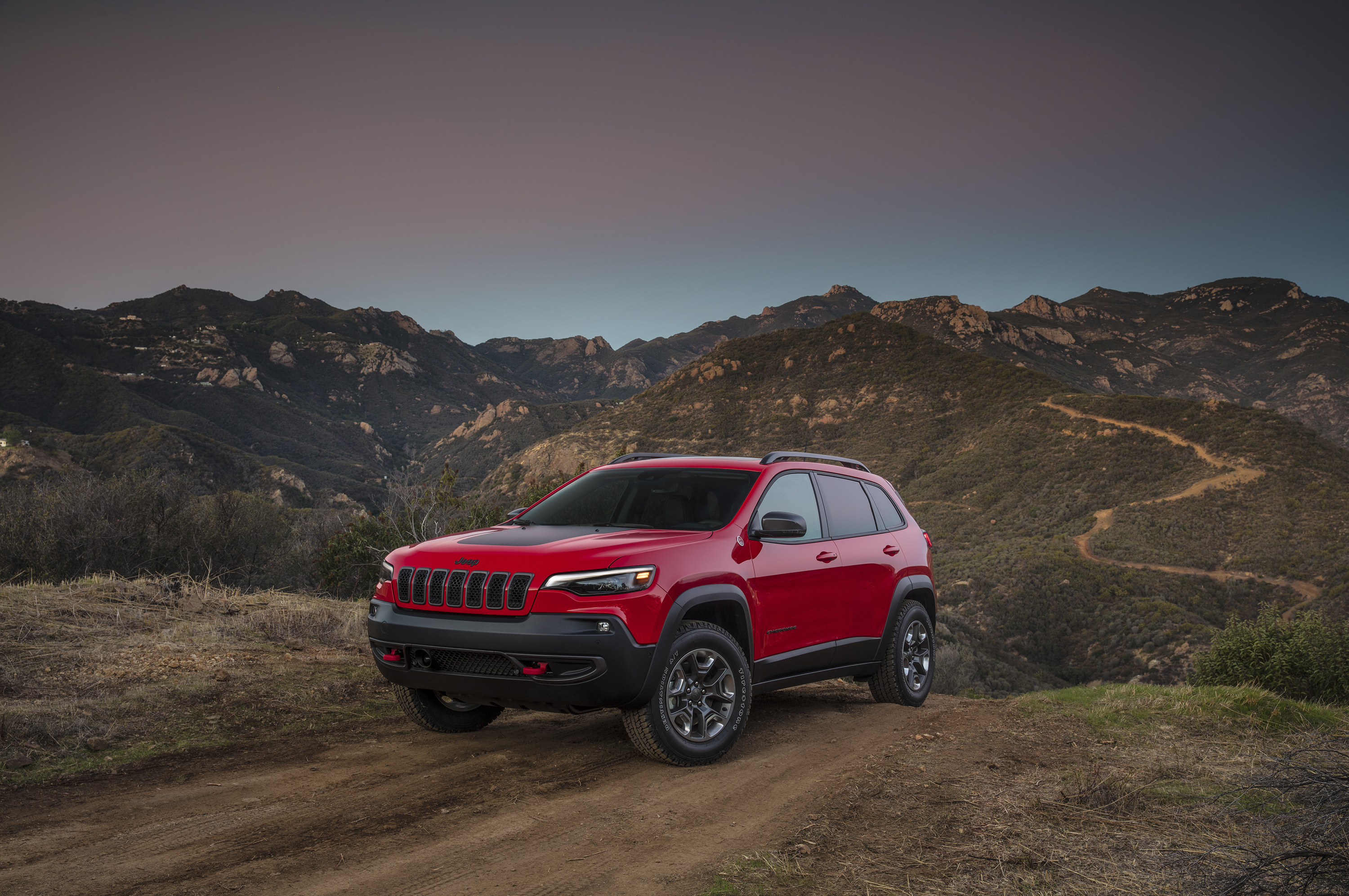 2019 Jeep® Cherokee Trailhawk off-roading in dirt
