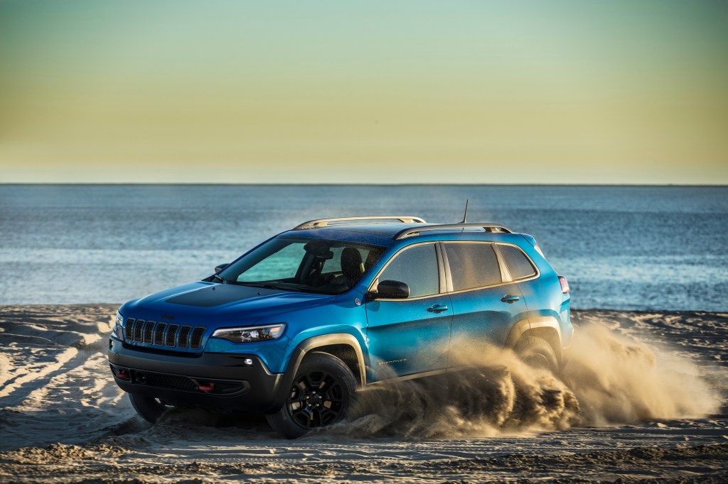 2019 Jeep Cherokee Trailhawk driving in sand 