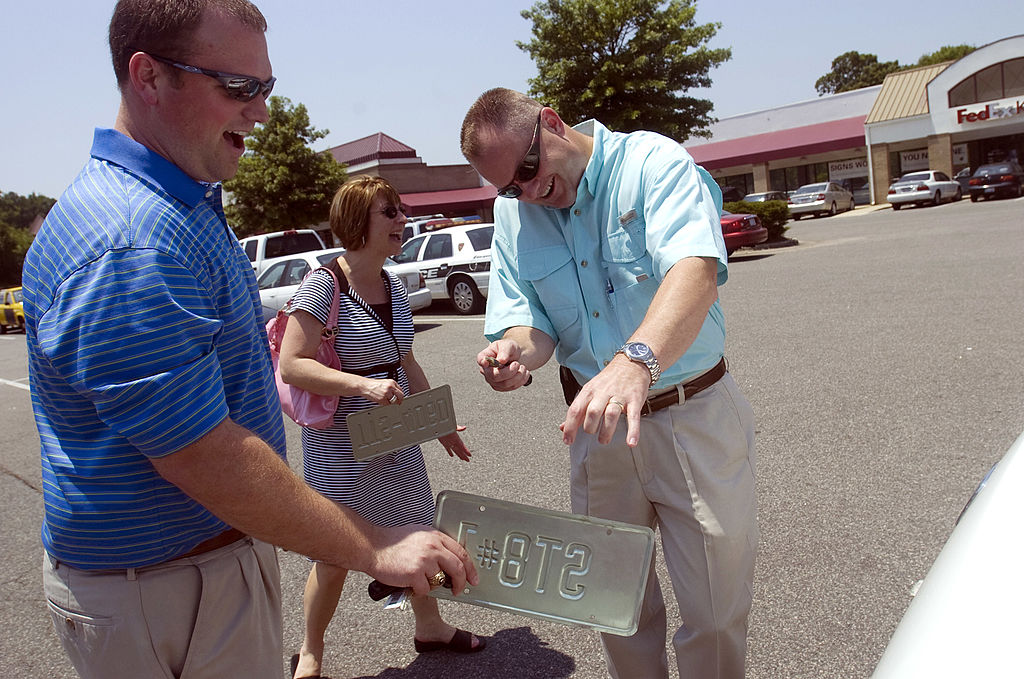 A couple participates in a Craigslist car sales transaction
