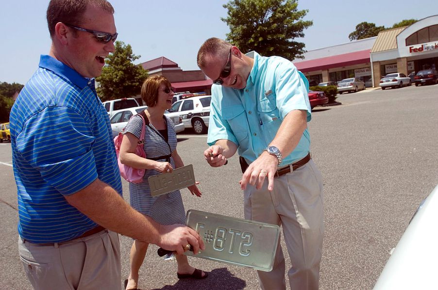 A couple participates in a Craigslist car sales transaction