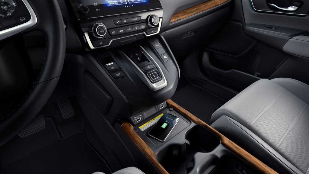 wood detail on the dash of a Honda CR-V touring hybrid 