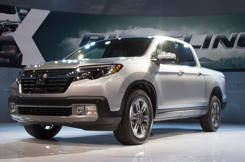 A silver Honda Ridgeline on display at an auto show.n di