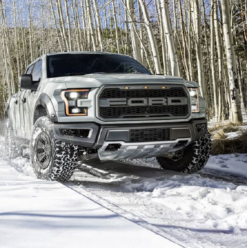 2018 Ford F-150 Raptor na neve, equipado com o moderno motor duplo turbo V6 raptor 