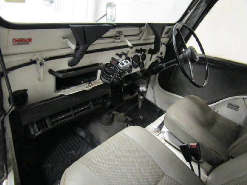 1984 Mitsubishi Jeep interior