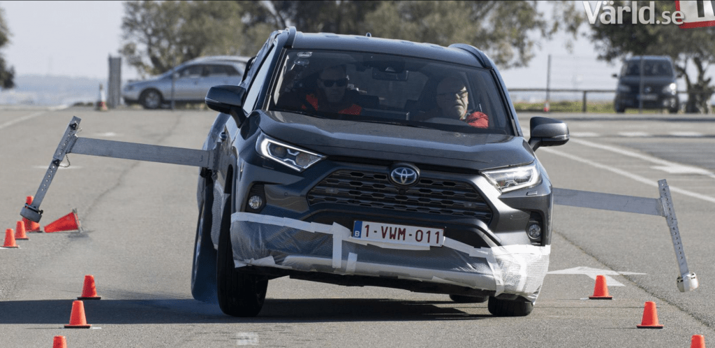 2020 Toyota RAV4 Moose Test | Teknikens Värld
