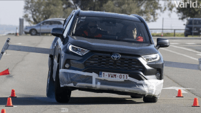 2020 Toyota RAV4 Moose Test | Teknikens Värld