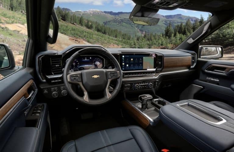 2022 Chevy Colorado interior and dash 