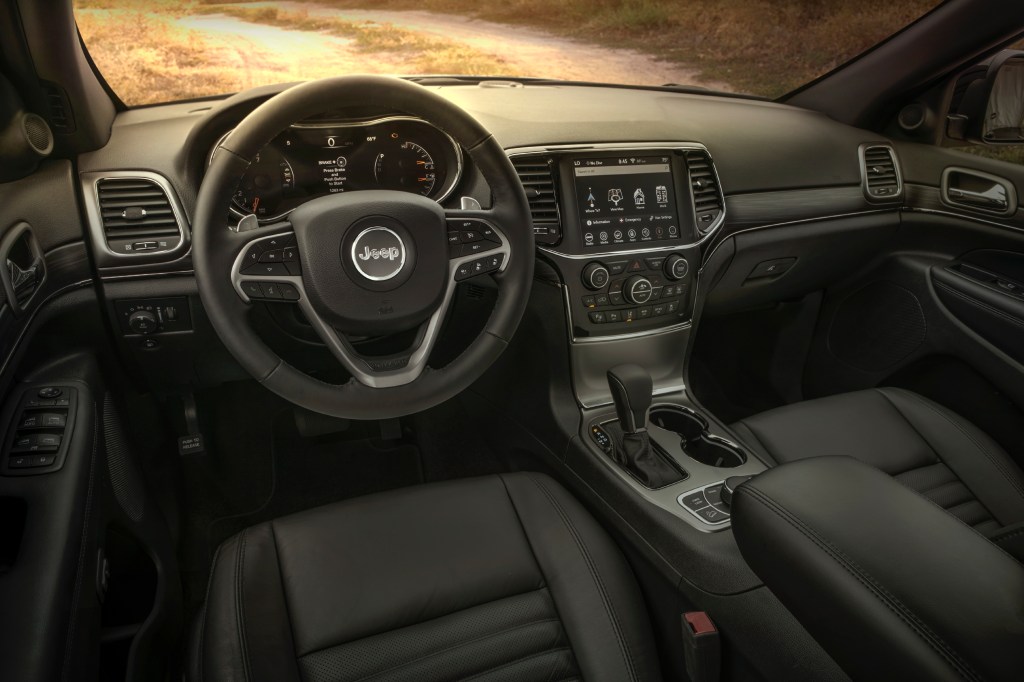 The 2020 Jeep Grand Cherokee has a simple yet classy car cabin.