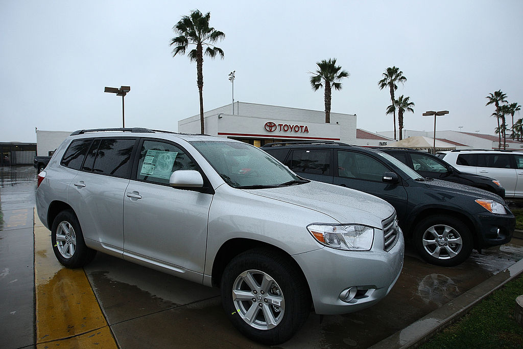 Toyota Highlanders parked on a car dealership lot