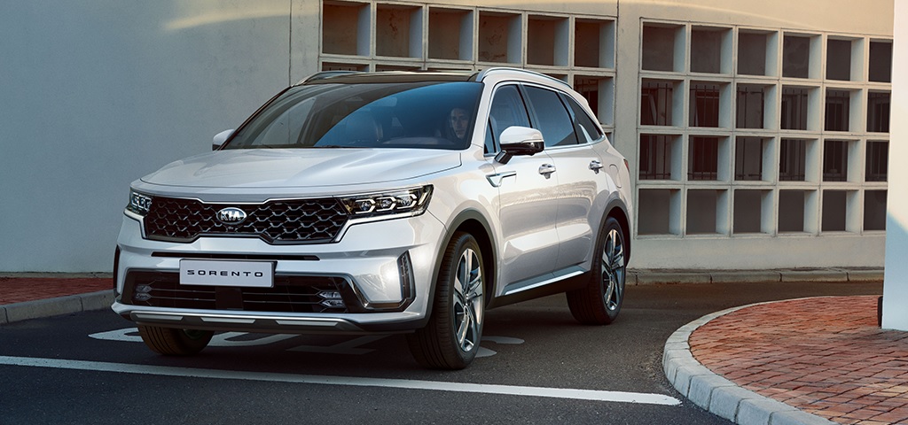 2021 Kia Sorento parked outside building 