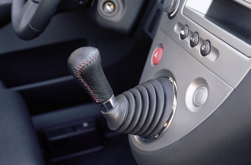 A close-up of the dash-mounted shifter in the 2002 Honda Civic Si.