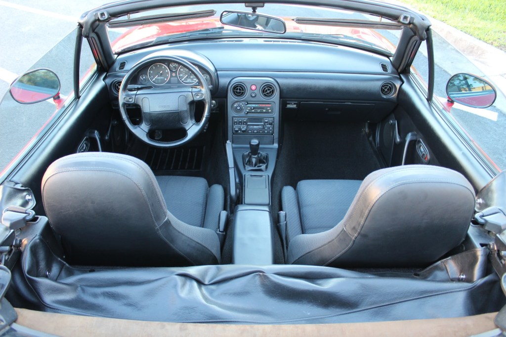 1990 Mazda MX-5 Miata interior