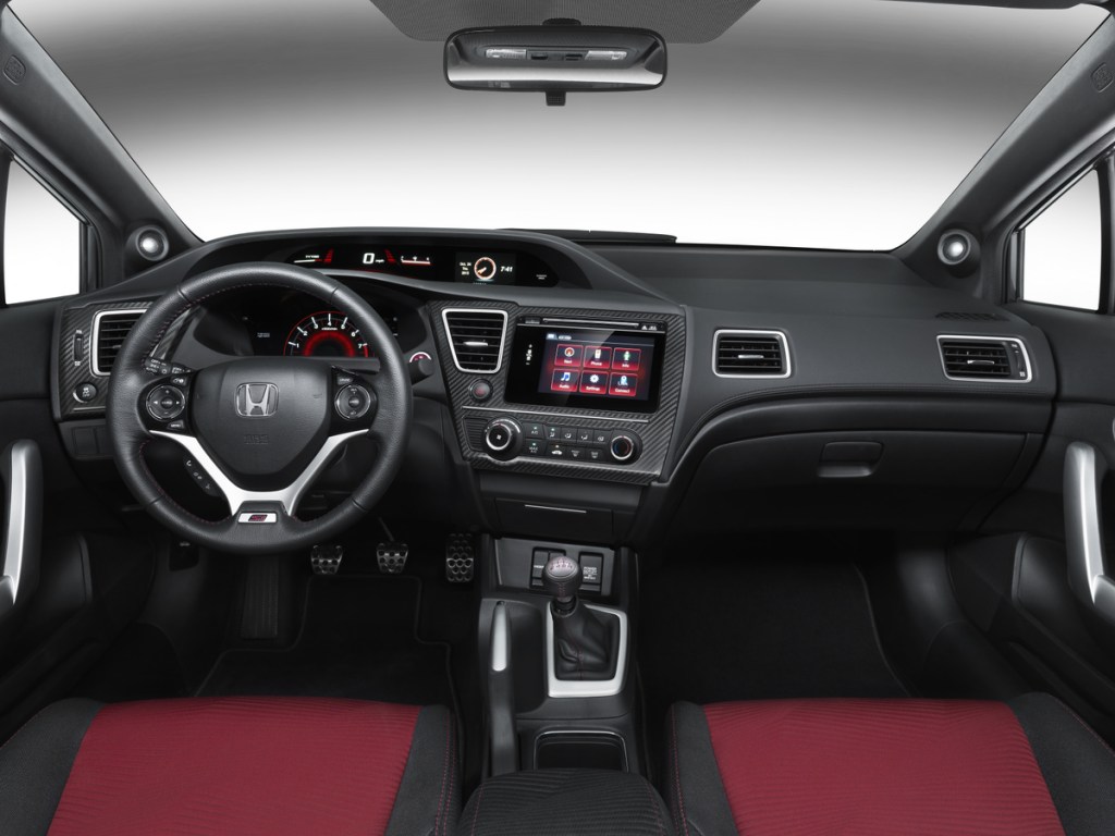 The dashboard on a 2015 Honda Civic Si.