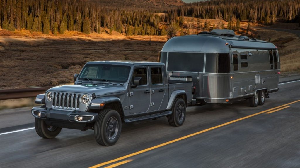 2020 Jeep Gladiator Overland towing a trailer