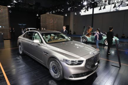 All of the Features Included in the Standard Genesis G90