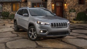 The 2019 Jeep Cherokee parked near a building