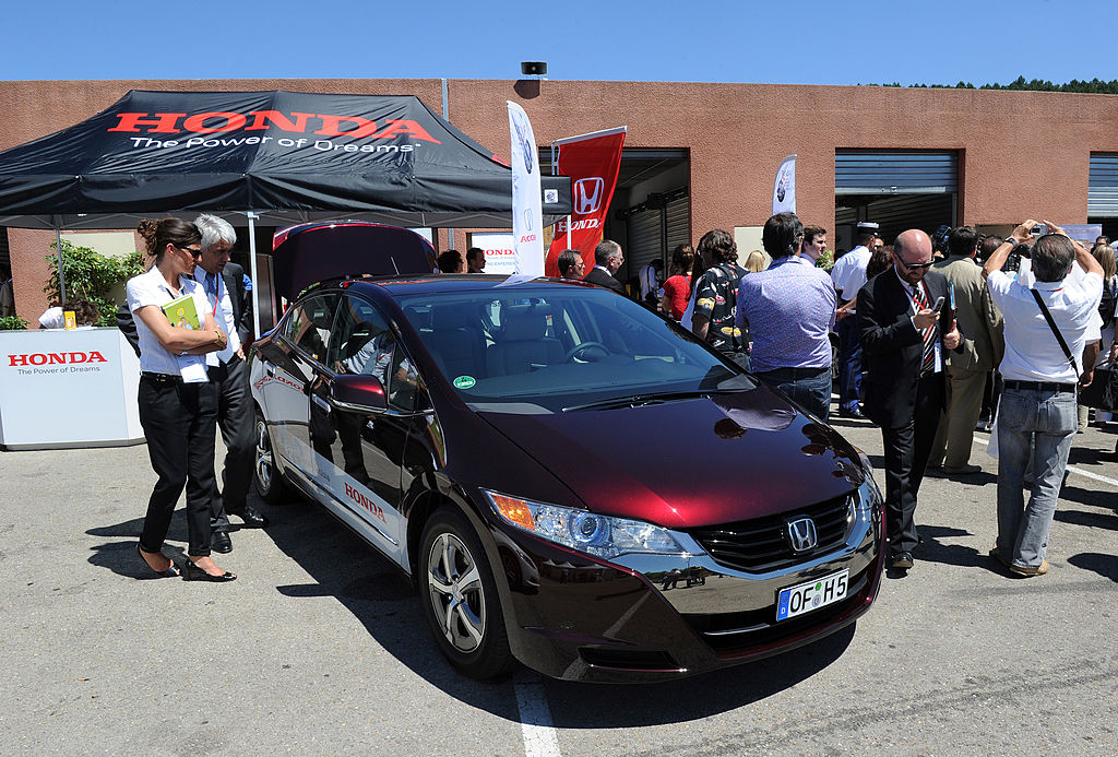 People checking out the Hydrogen powered Honda Clarity
