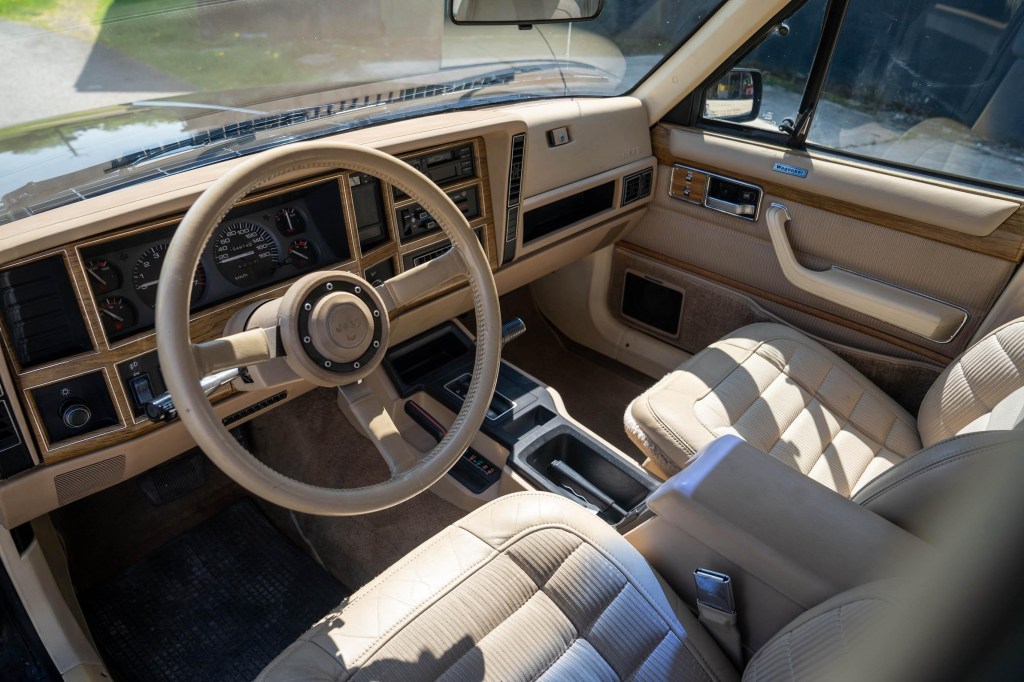1989 Jeep Cherokee Wagoneer Limited interior