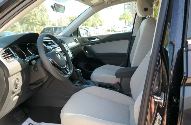 Plain white front seats of the VW Tiguan