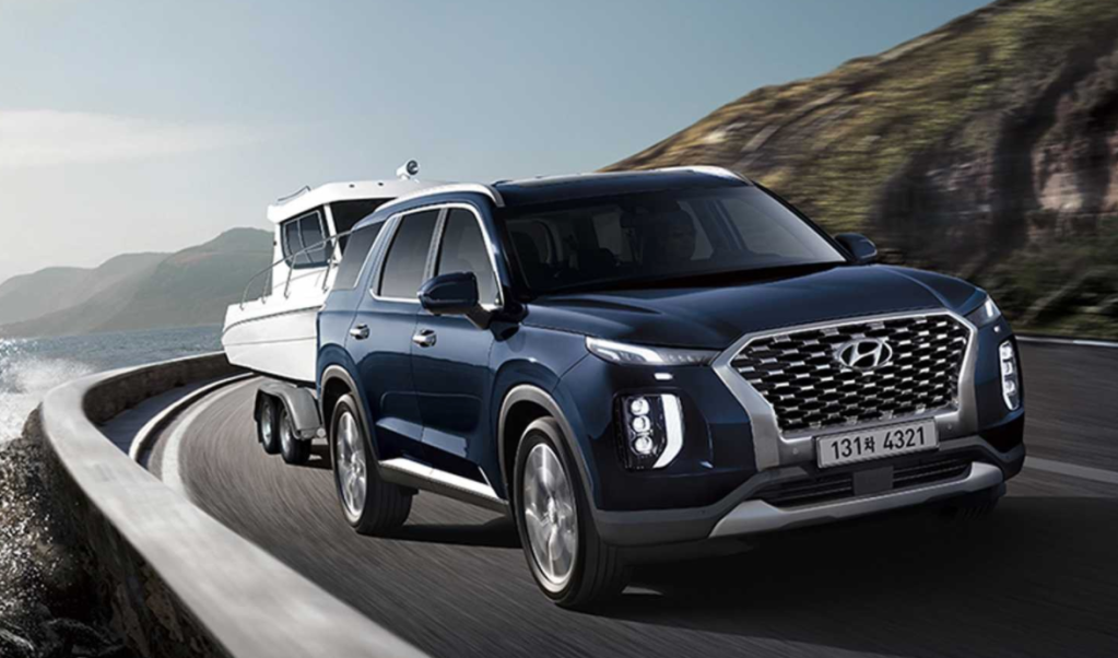 Hyundai Palisade towing a boat 