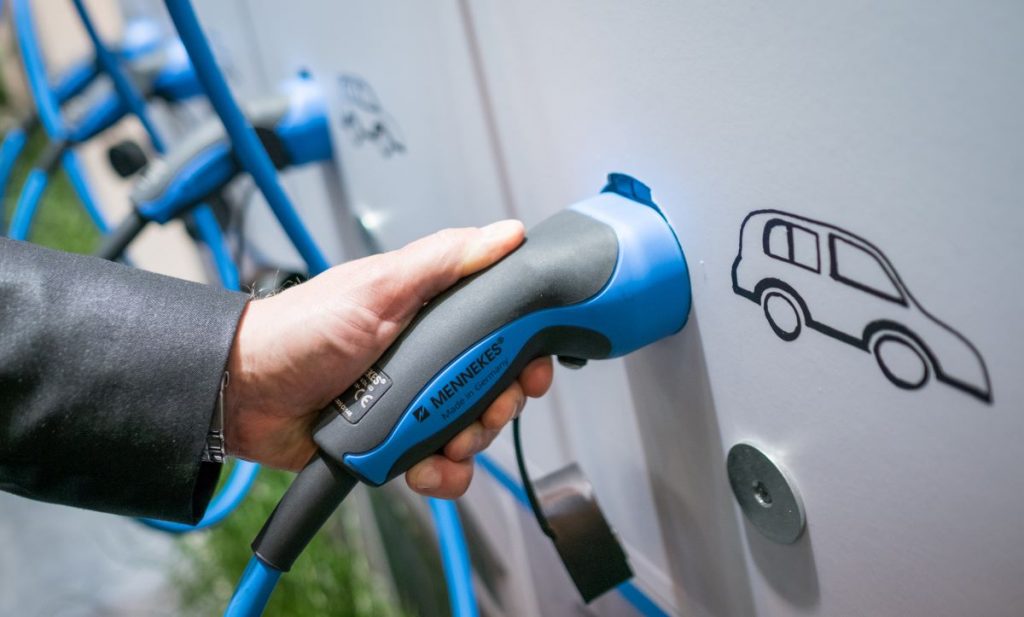 Electric plug-in station