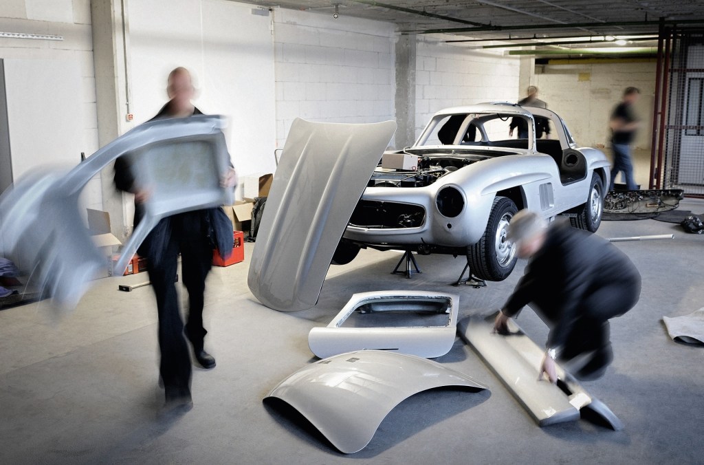 Mercedes Classic workers destroy 300SL Gullwing replica