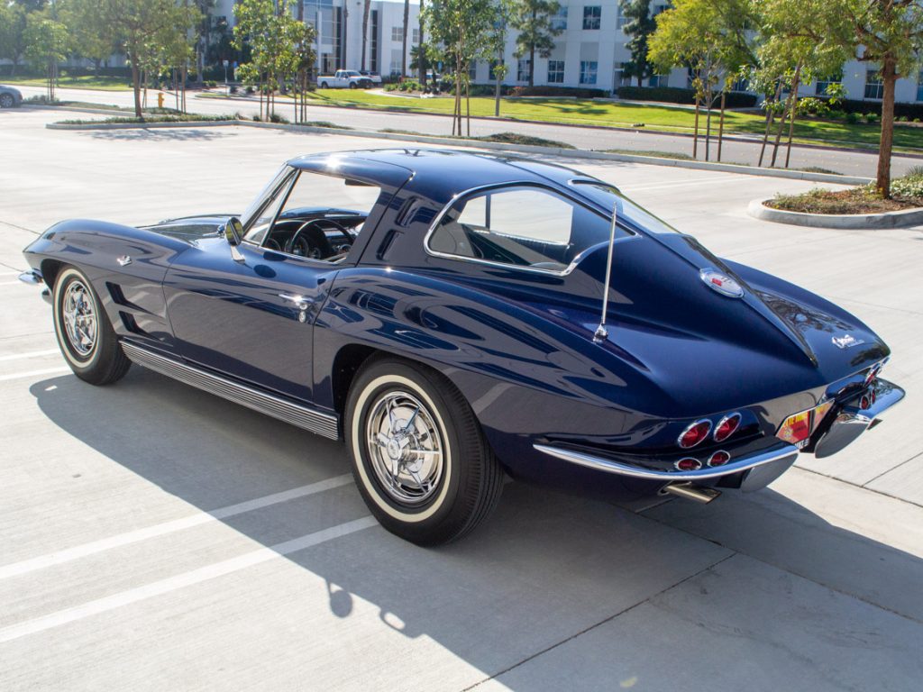 bagsiden af en Daytona blå 1963 Corvette Sting Ray