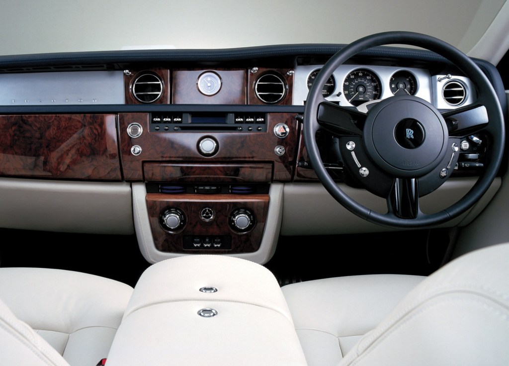 Dashboard, center console, and front seats of a 2003 Rolls-Royce Phantom VII