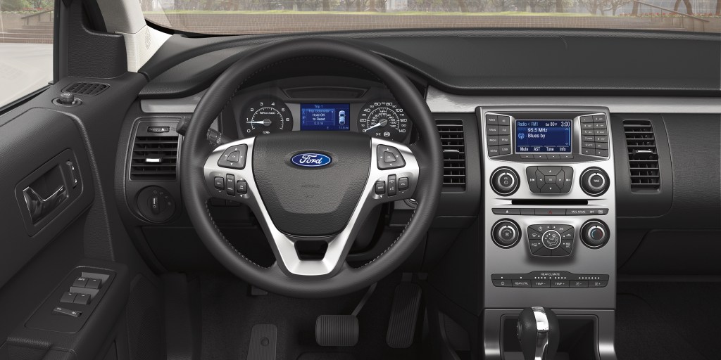 The black 2019 Ford Flex SE  and instrument panel display.