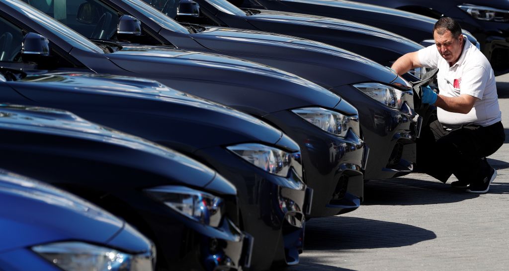 New car sales lot 4 محصول کلیدی برای مراقبت از خودروهای نو یا صفر کیلومتر 1