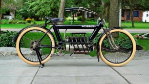 A blue 1911 Pierce-Arrow Four with yellow tires