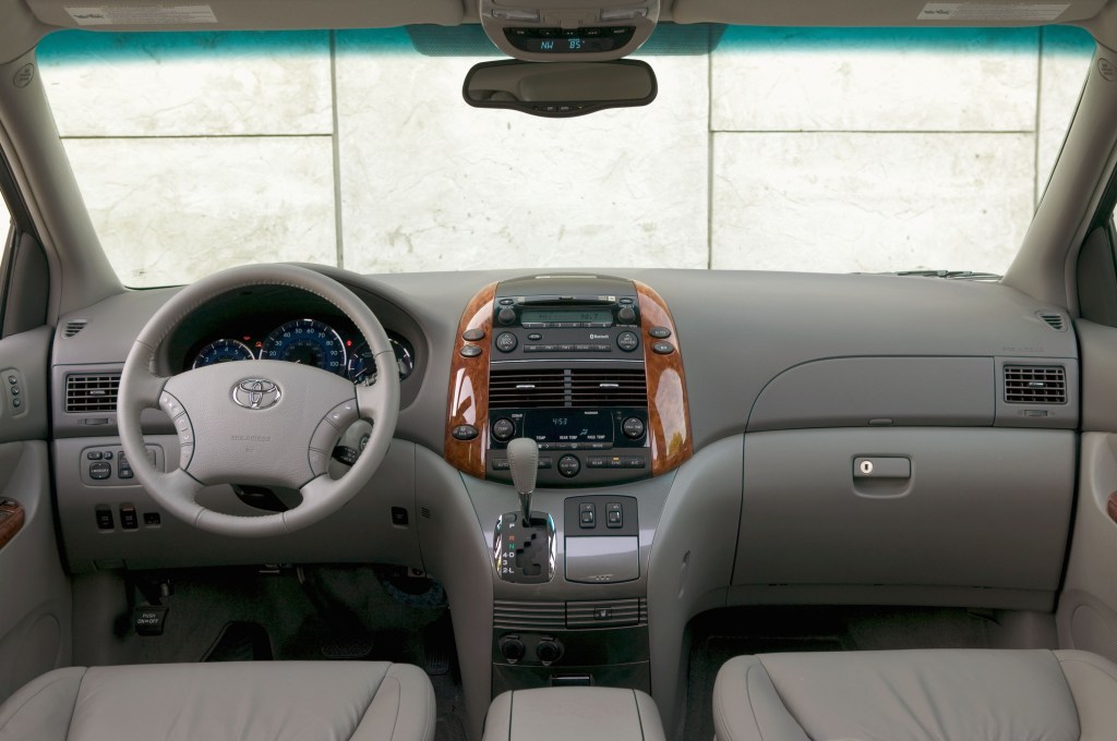 wood detail on the dash of a 2009 Toyota Sienna minivan
