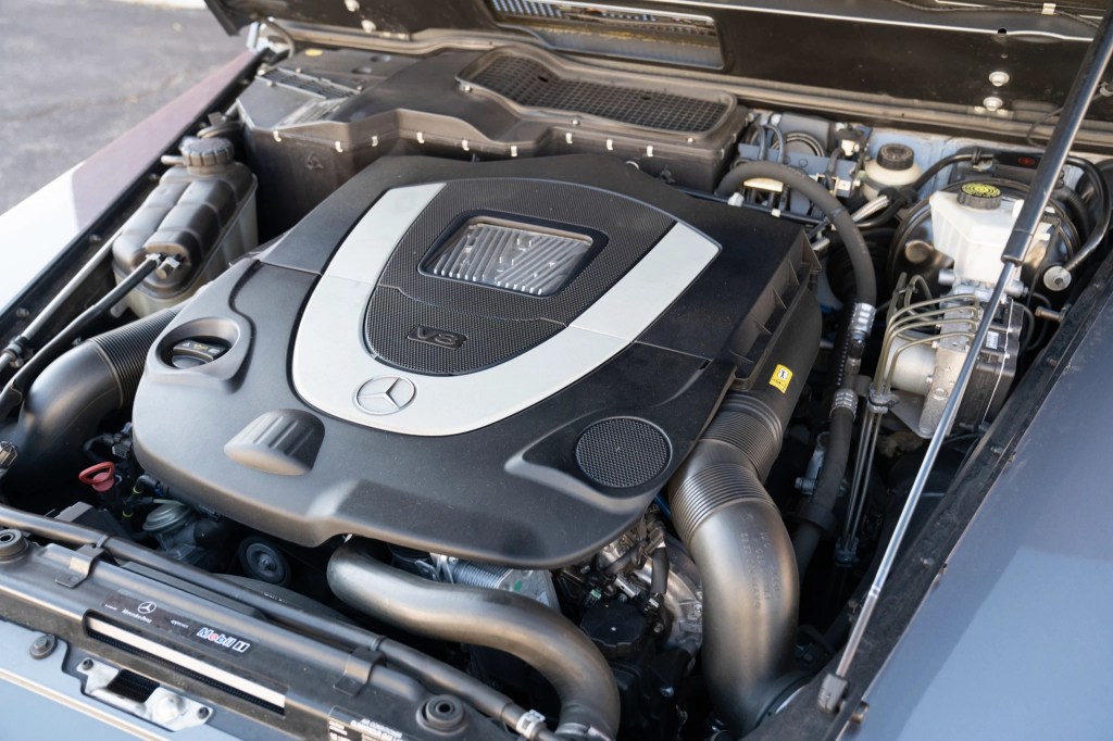 The 2009 Mercedes G550 G-Wagon's V8 engine