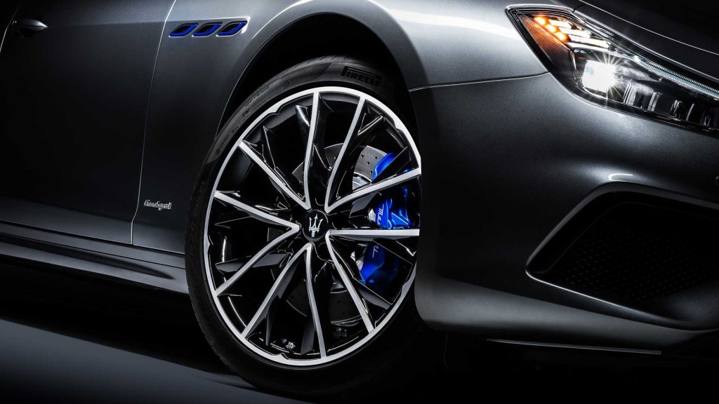 Blue brake calipers and fender vent accents on the 2021 Maserati Ghibli Hybrid