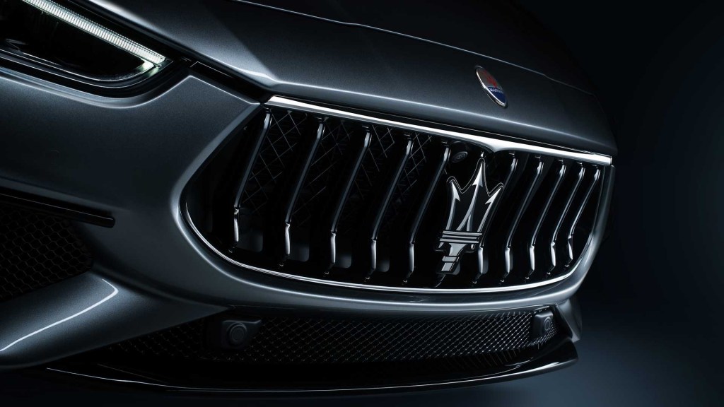 The front grill of the 2021 Maserati Ghibli Hybrid.