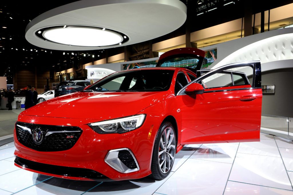 Un Buick Regal en exhibición en un salón de automóviles