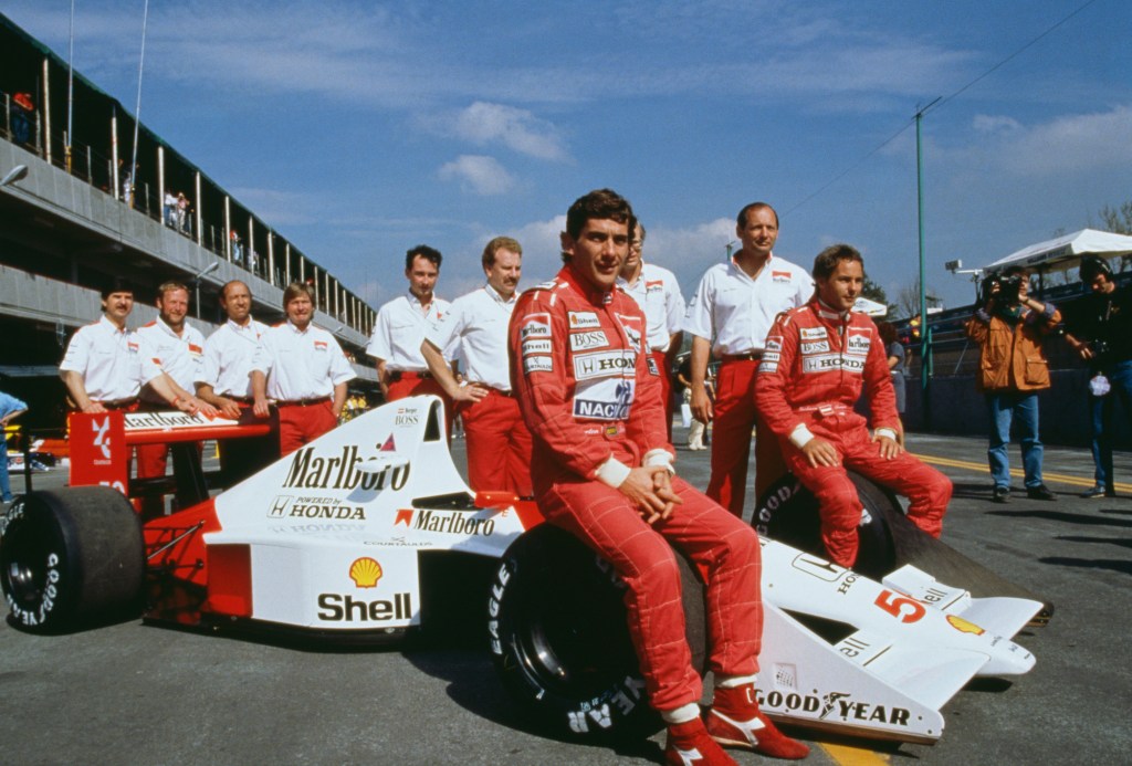 Senna posing with his team