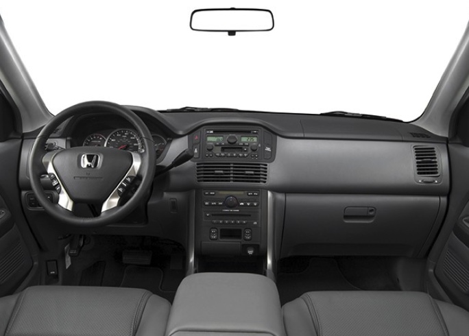 interior dash view of the 2005 Honda Pilot