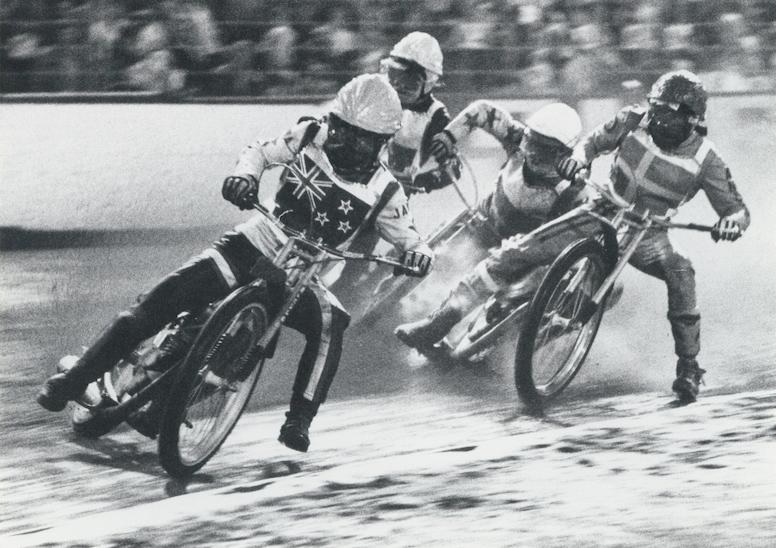Ivan Mauger racing in the 1977 World Speedway Championships