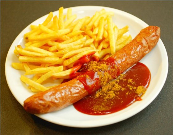 The traditional vW Currywurst with a side of French fries. 