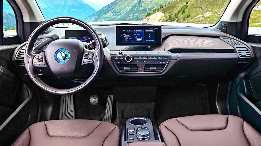 The inside of the i3 is handsome and bright.