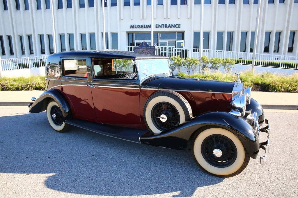 A black-and-red 1939 Rolls-Royce Wraith, with black leather front car seats and red cloth rear ones