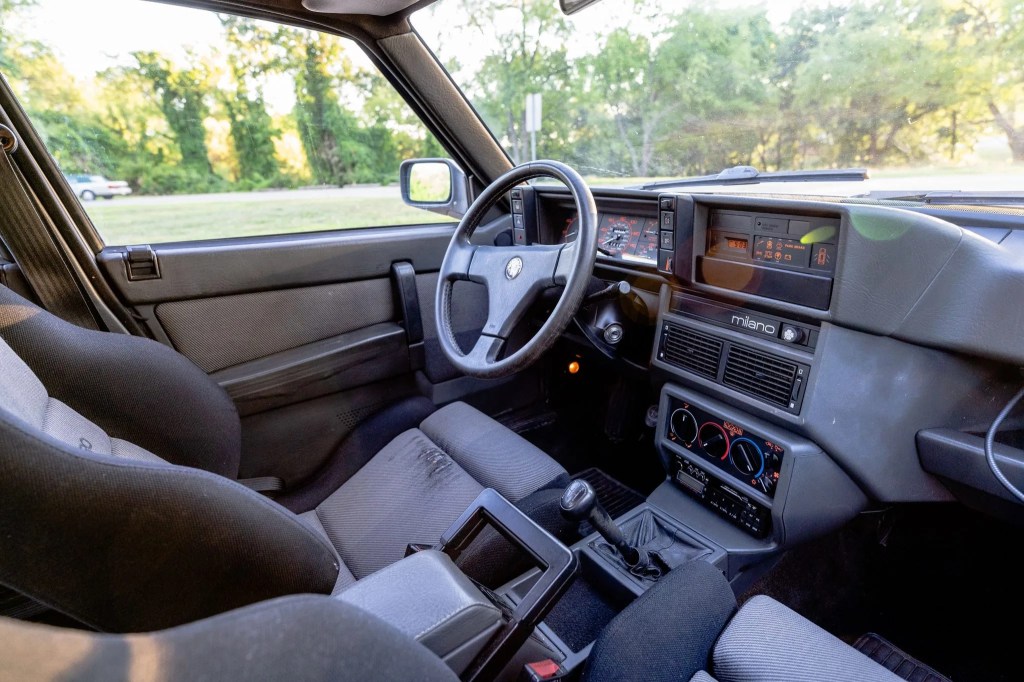 The cloth-trimmed interior of the 1988 Alfa Romeo Milano Verde