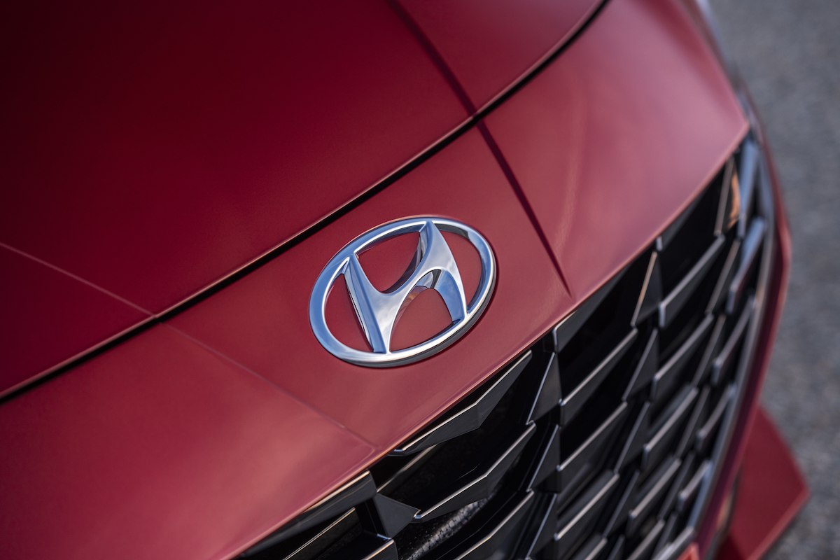 2021 Hyundai Elantra front grille close detail