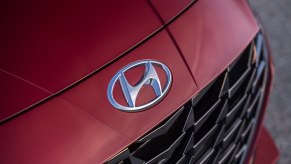 2021 Hyundai Elantra front grille close detail