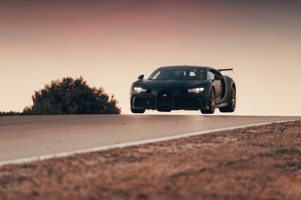 The Bugatti Chiron Pur Sport Tries a New Test at the Nardo racetrack in Italy – Flying