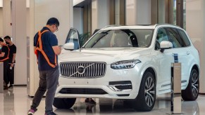 There is a Volvo XC90 car parked in Huawei's flagship store