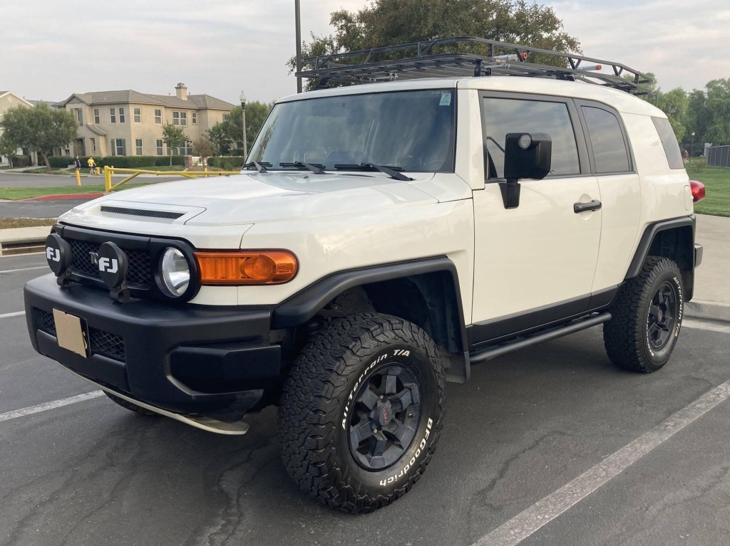 The front 3/4 view of a modified white 2008 Toyota FJ Cruiser Trails Team Edition