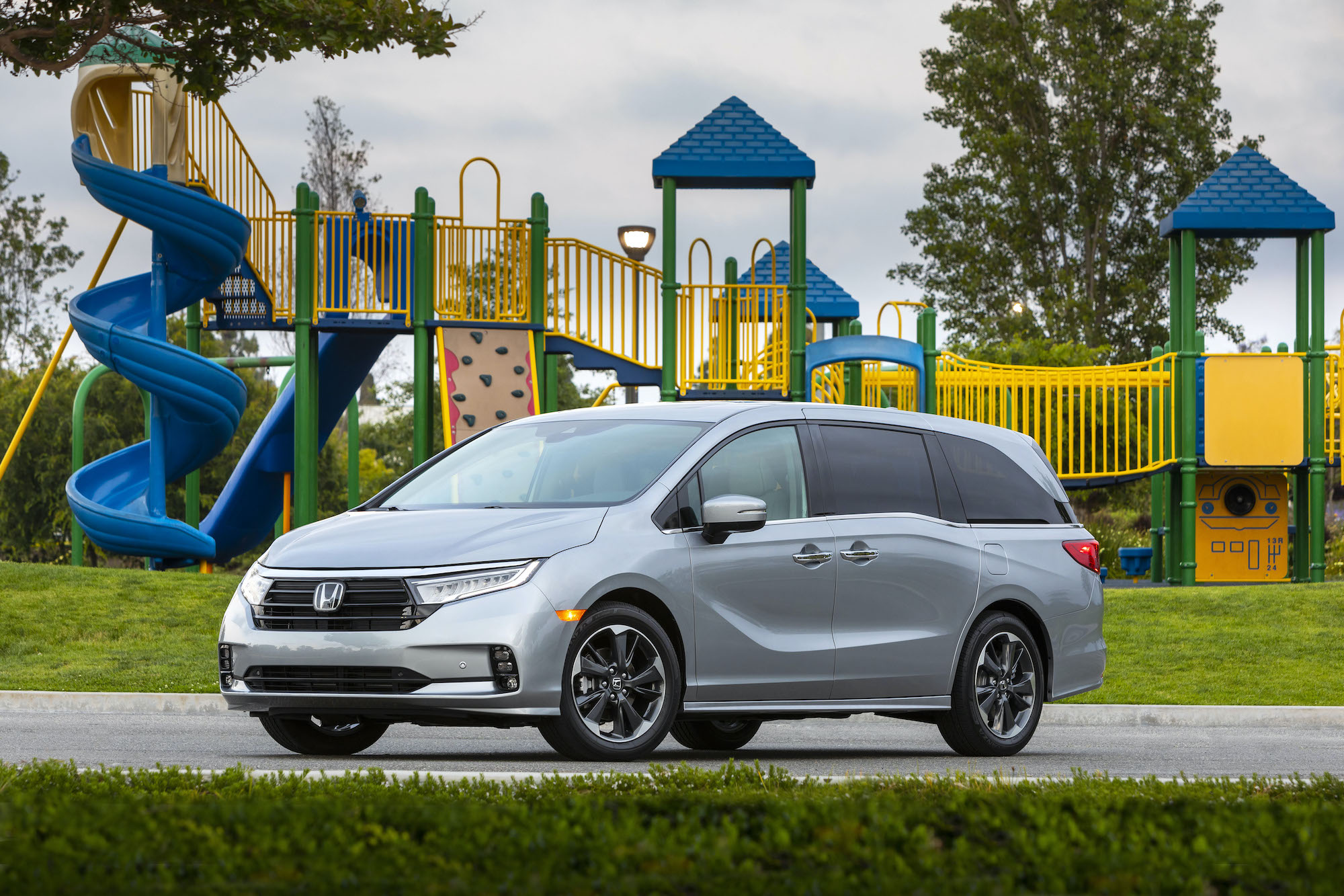 The 2021 Honda Odyssey, a worthy substitute of the Kia Telluride, parked in front of a playground